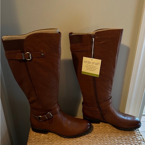 Elegant Brown Knee-High Women's Boots - Picture 2 of 8